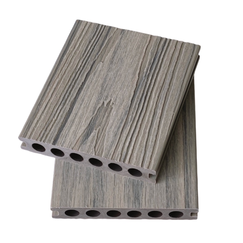 El mejor suelo exterior compuesto de madera y plástico en color madera antigua
